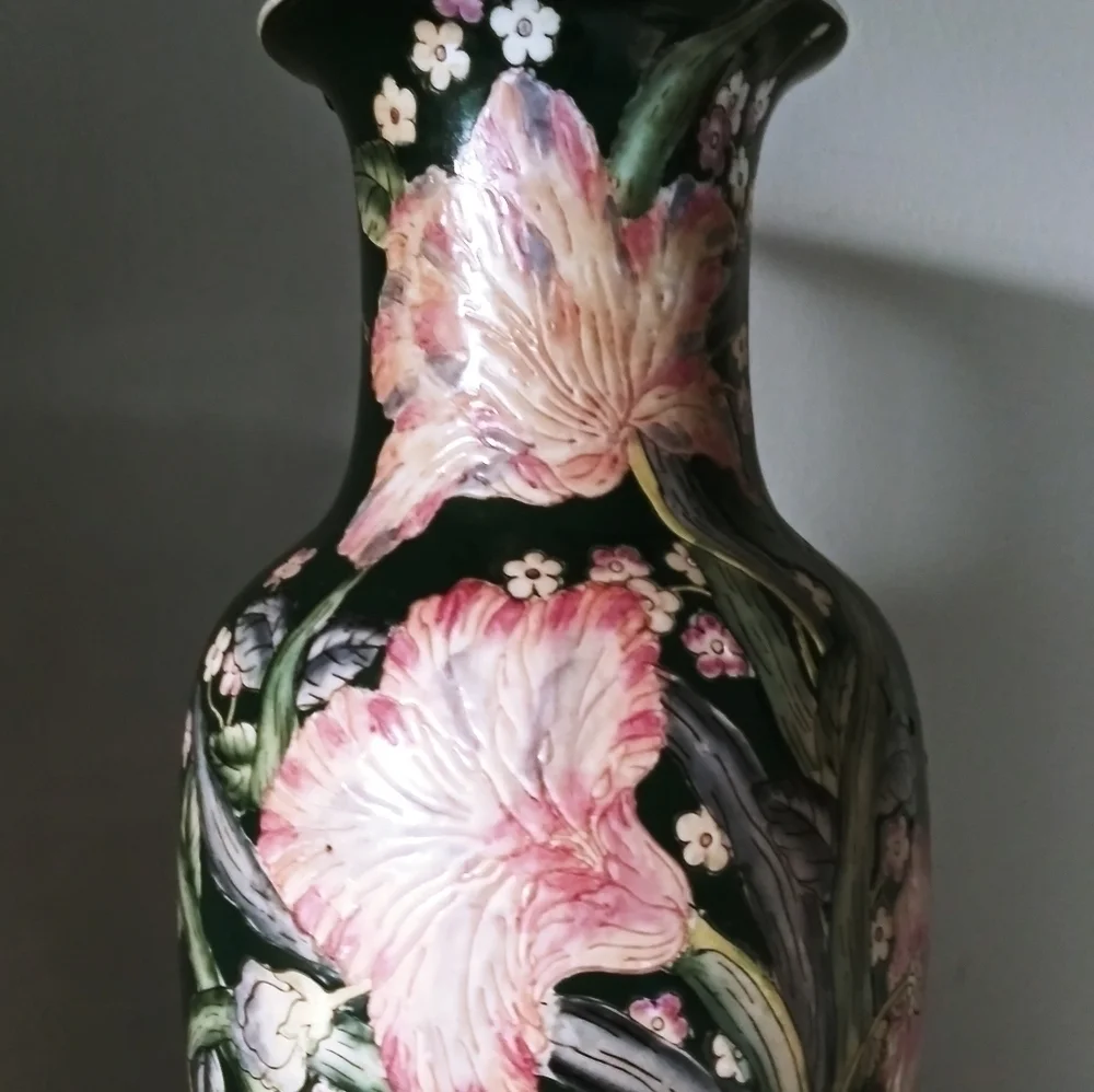 Floral textured vase green/pink vintage elegant‎
